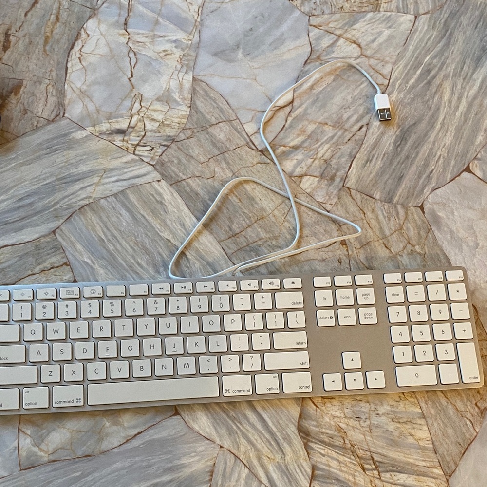 Apple‎ Wired Keyboard with Numeric Keypad Silver Aluminum Model A1243 MB110LL/B